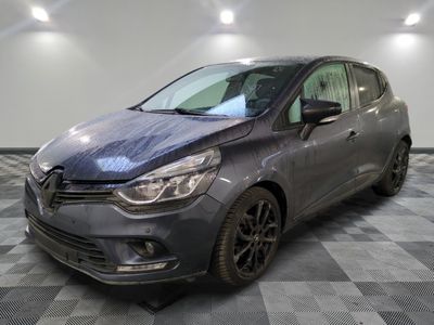 la voiture grise est garée dans le garage sur un sol en damier