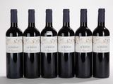 six bouteilles de vin rouge sont alignées