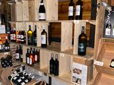de nombreuses bouteilles de vin sur les étagères du magasin