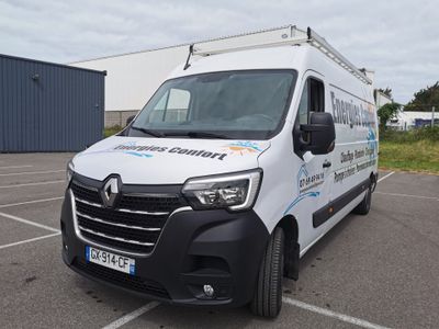 une camionnette blanche garée dans un parking