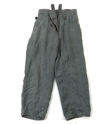 une image représentant un pantalon gris muni de bretelles
