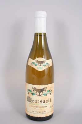 une bouteille de vin posée sur une table