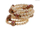 un bracelet orné de perles et d'une perle sur fond blanc