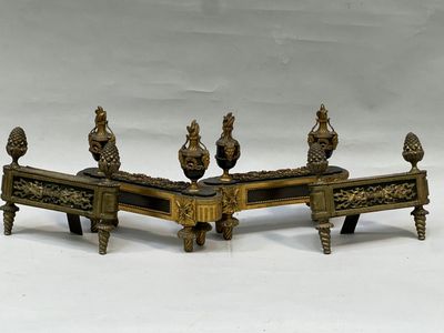une sculpture en bronze représentant trois oiseaux posés sur un banc
