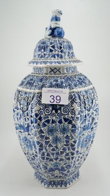 vase bleu et blanc surmonté d'un oiseau, avec le chiffre 39 sur le couvercle