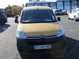 une petite camionnette jaune garée dans un parking