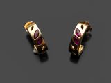 une paire de boucles d'oreilles en or et rubis