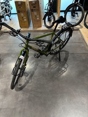 un vélo posé au milieu d'une pièce