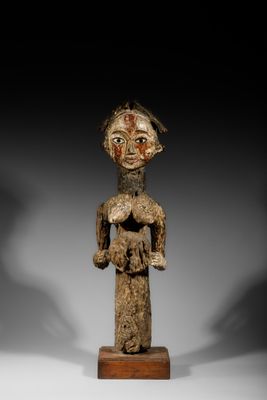 une statue en bois représentant une femme tenant un bébé dans ses bras