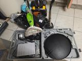 beaucoup d'objets posés sur le sol
