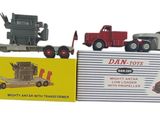 trois camions jouets assis l'un à côté de l'autre