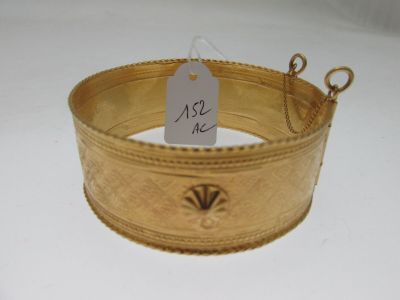 un bracelet en or sur lequel est accrochée une étiquette de prix