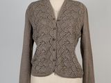 un gilet pour femme orné d'un motif en dentelle sur le devant