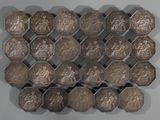 une photo montrant un tas de pièces d'argent accrochées au mur