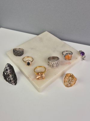 Ensemble de 8 bagues fantaisie comprenant : - six bagues en …