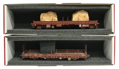 deux boîtes contenant chacune un wagon