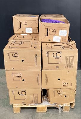 plusieurs boîtes empilées sur une palette
