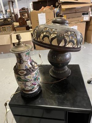 deux vases posés sur une table