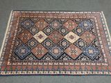 un tapis bleu et rouge orné d'un motif en losanges
