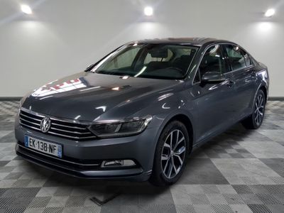 La Volkswagen Passat est garée dans un garage dont le sol est en damier.