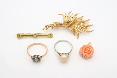trois bagues, une rose et une broche en or
