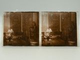 deux photos en noir et blanc d'un salon