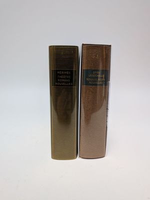 gros plan d'un flacon de parfum sur une surface blanche