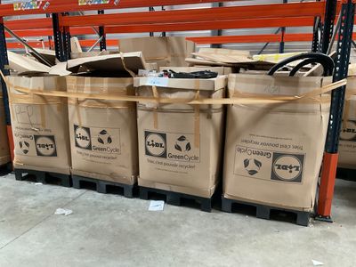 de nombreuses caisses de denrées alimentaires posées sur une palette dans un entrepôt