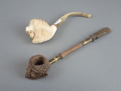 une pipe et un porte-pipe posés sur une table