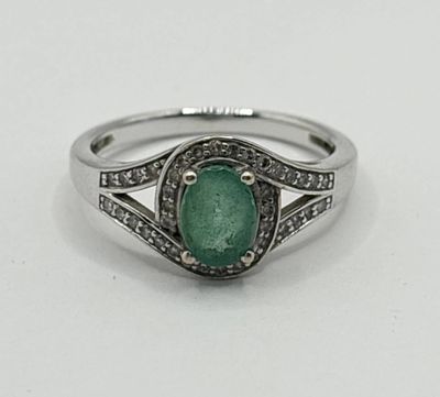 Gros plan sur une bague ornée d'une pierre verte