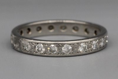 un gros plan sur une alliance sertie de diamants