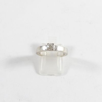 gros plan d'une bague en diamant sur une surface blanche