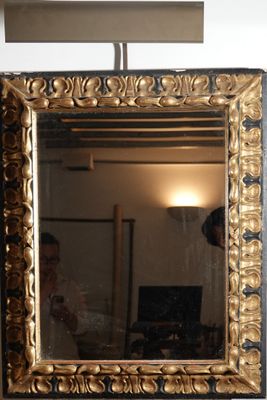 un miroir accroché au mur au-dessus d'un lavabo