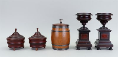 plusieurs types de vases et de récipients en bois posés sur une surface blanche
