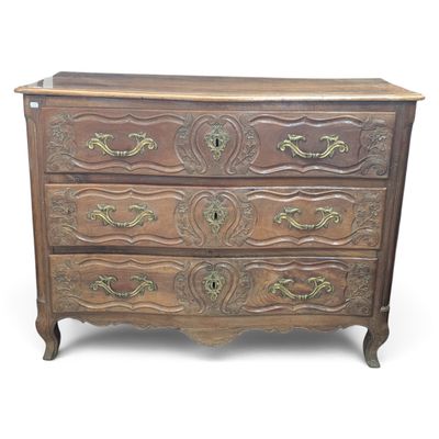 une image d'une commode en bois avec des sculptures ornementales