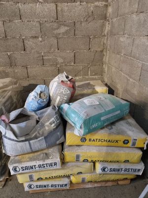 une pile de boîtes de papier toilette et un sac de papier toilette