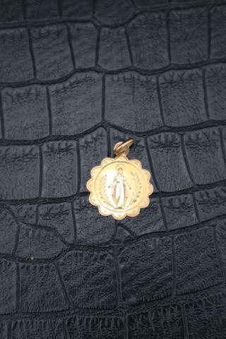 Pendentif religieux en or 18 carats 750 millièmes. ER PB : 1,17gr