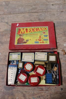 une boîte rouge contenant tout un tas d'objets