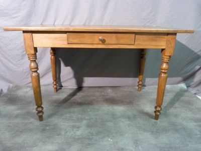 Table rectangulaire en hêtre vernis s'ouvrant par un tiroir …