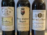 trois bouteilles de vin sont alignées sur une table