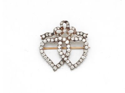 une broche ancienne en forme de cœur sertie de diamants