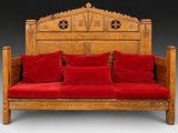 un banc en bois sur lequel sont posés des coussins rouges