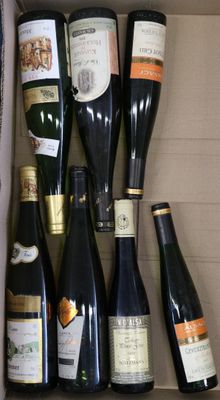 plusieurs bouteilles de vin dans une caisse sur la table