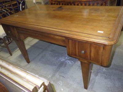 une table en bois avec un tiroir dans une pièce