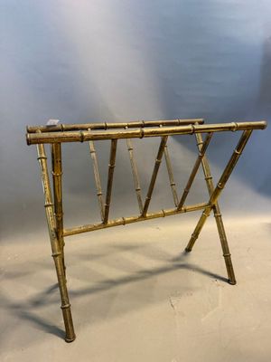 une étagère en bambou conçue pour donner l'impression d'être en bois