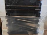 une photo d'un poêle en train d'être emballé dans du film plastique