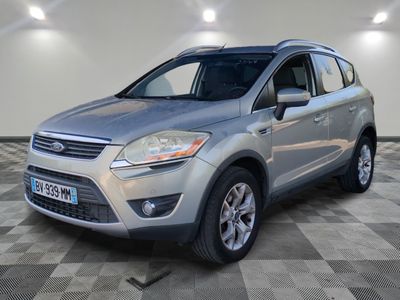La Ford Kuga de 2013 est garée dans le garage.