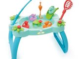 une petite table sur laquelle est posé un kit de pêche pour enfants