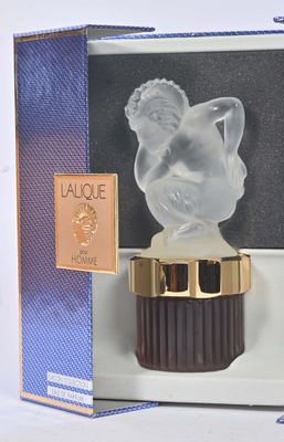 une figurine en verre représentant un chat dans une boîte
