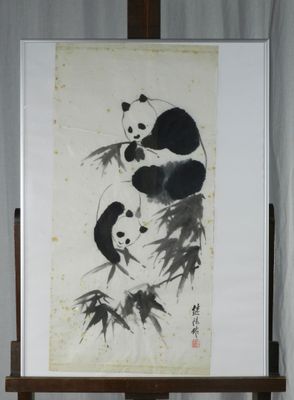 une photo de deux pandas assis sur un chevalet
